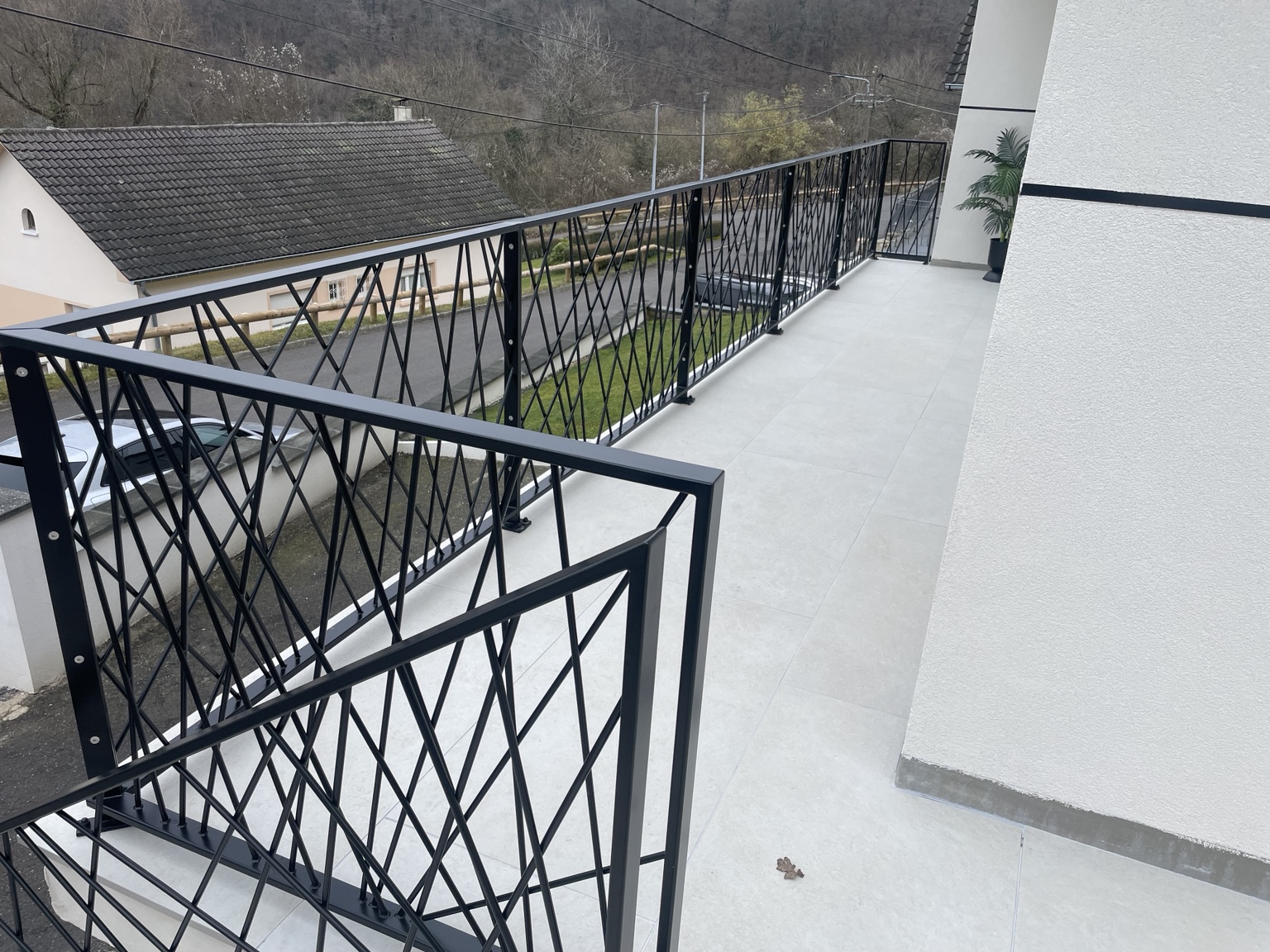 Un balcon aux barreaux croisés — vue 1