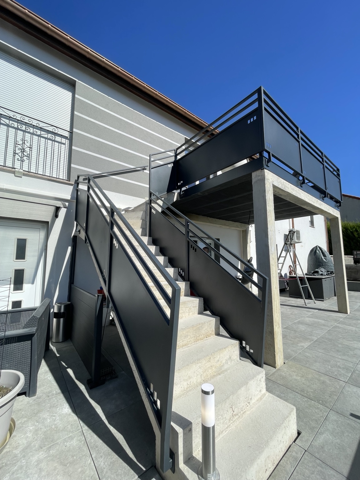 Balcon et escalier à panneaux décoratifs — vue 1