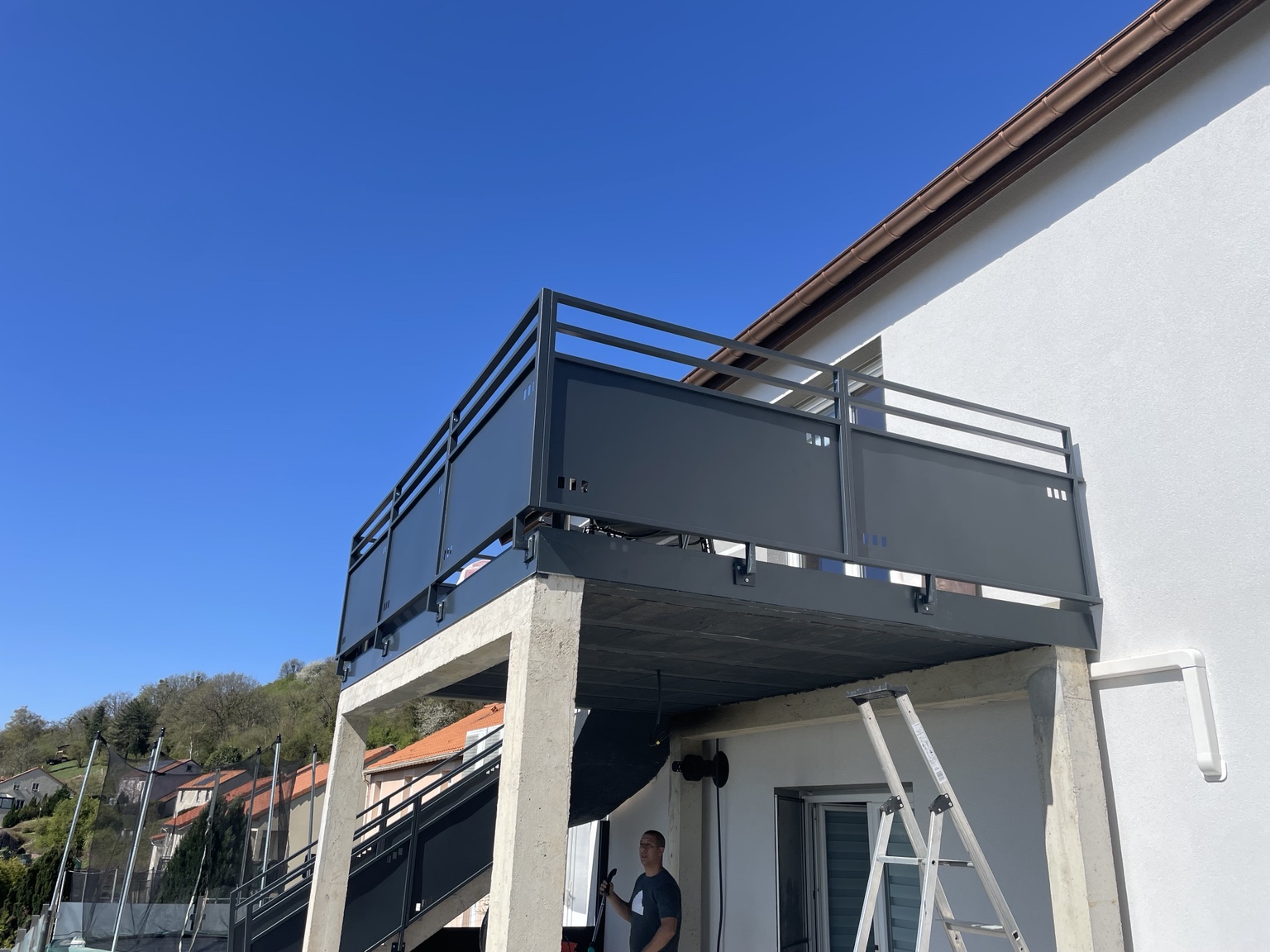 Balcon et escalier à panneaux décoratifs — vue 2