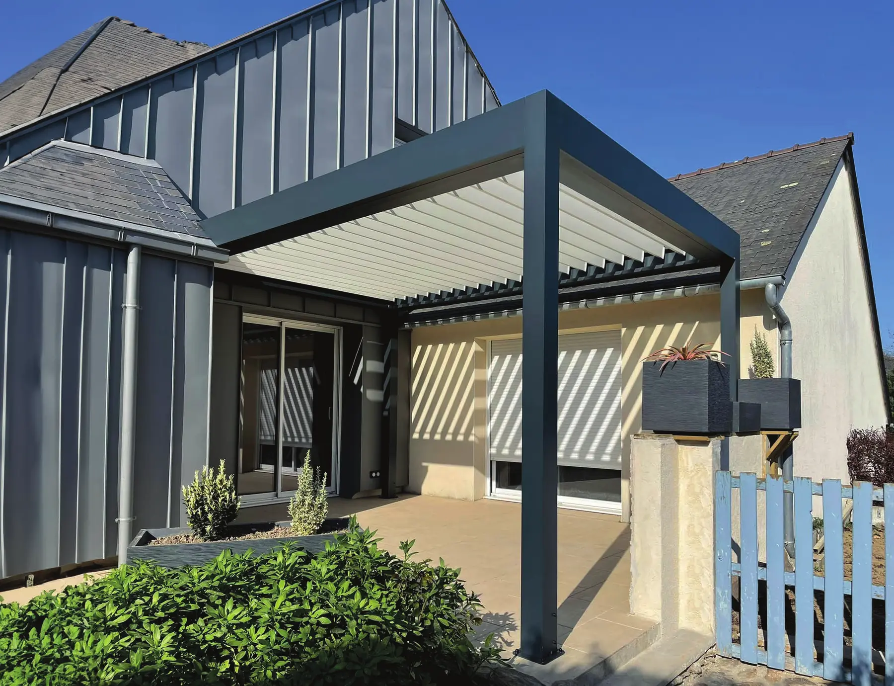 Pergola bioclimatique Melbourne adossée à une façade