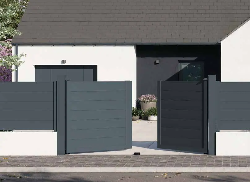 Portail battant aluminium gris à lames ajourées