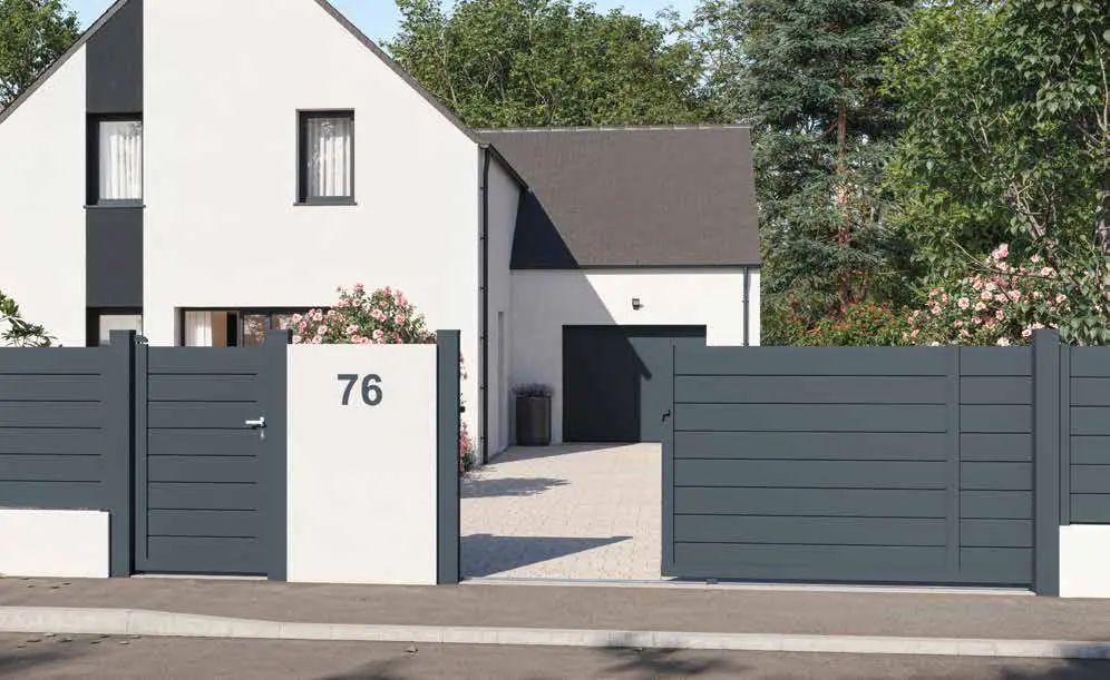 Portail coulissant aluminium gris coordonné à la clôture