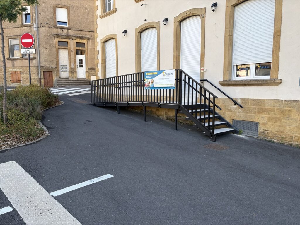 Un accès extérieur avec rampe et escalier