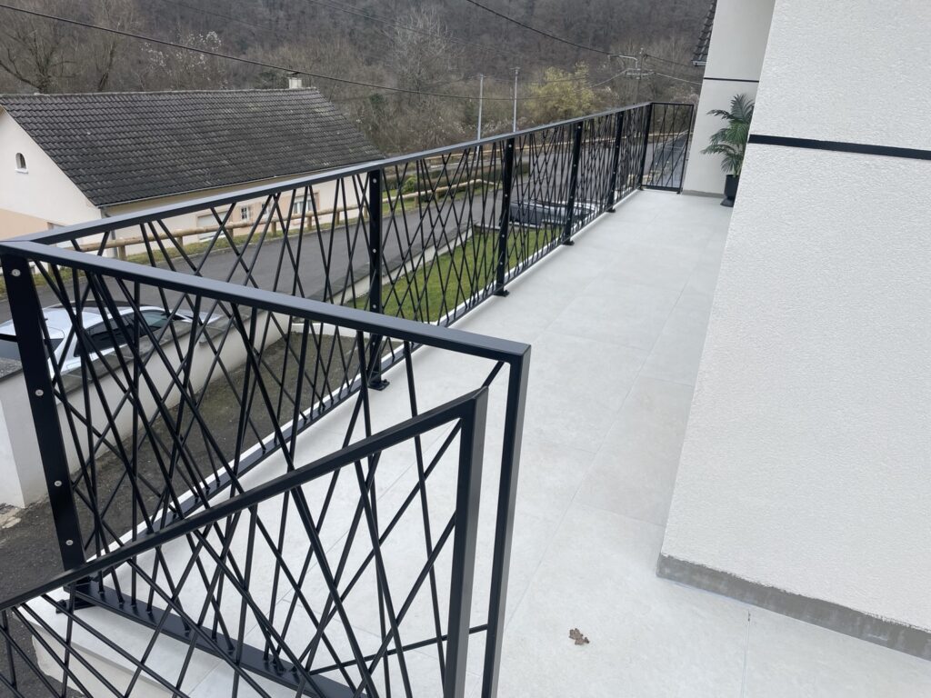 Un balcon aux barreaux croisés