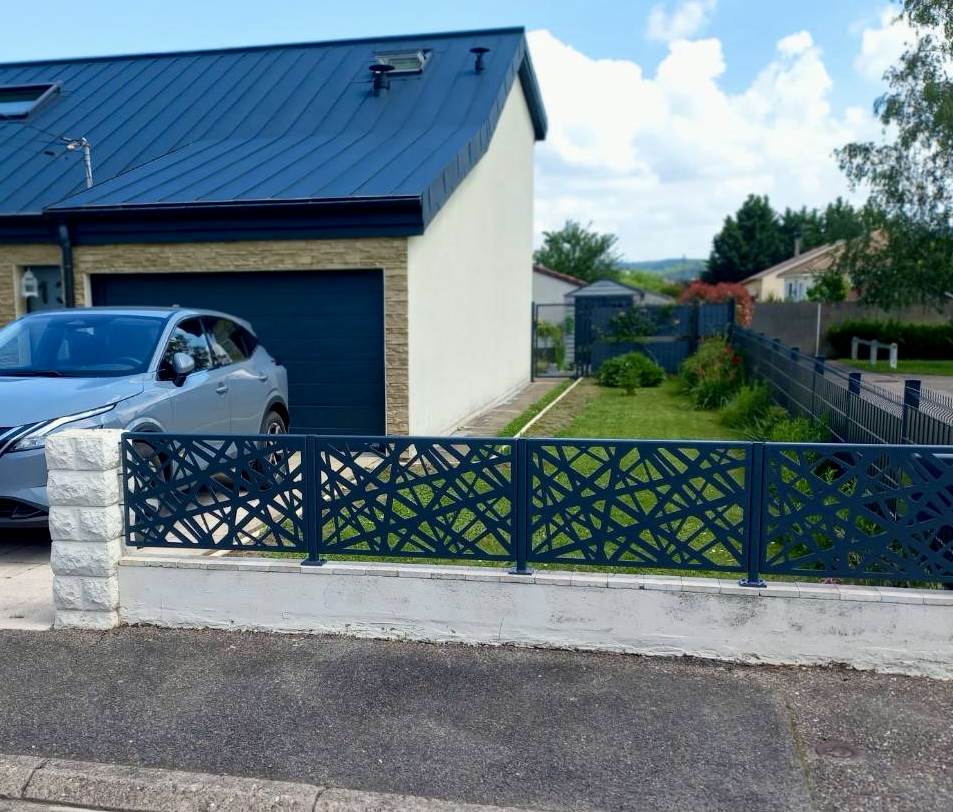 Clôture sur muret à motifs ajourés