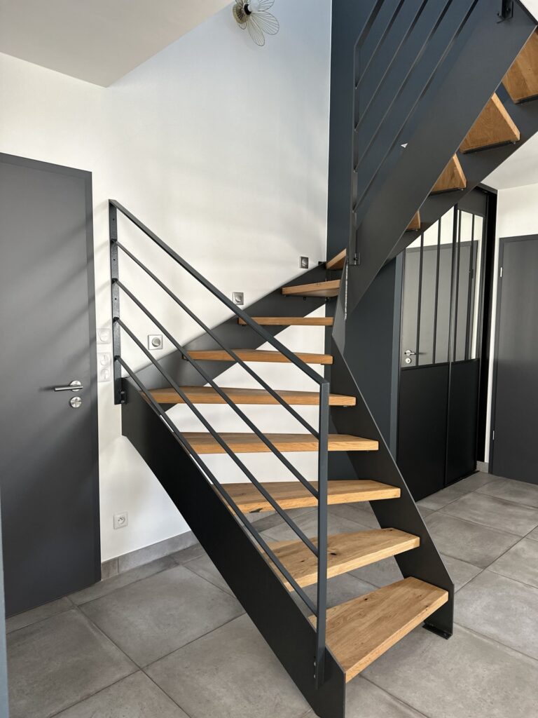 Escalier tournant en métal et bois