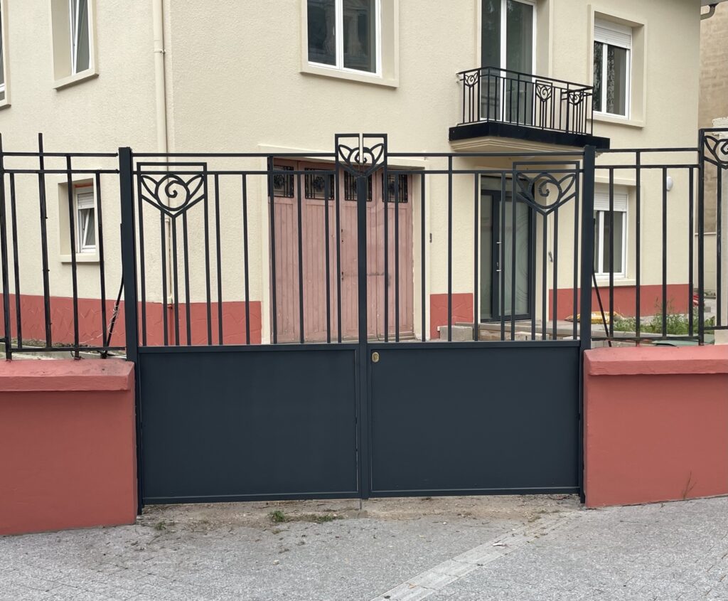 Portail et clôture à volutes coordonnées