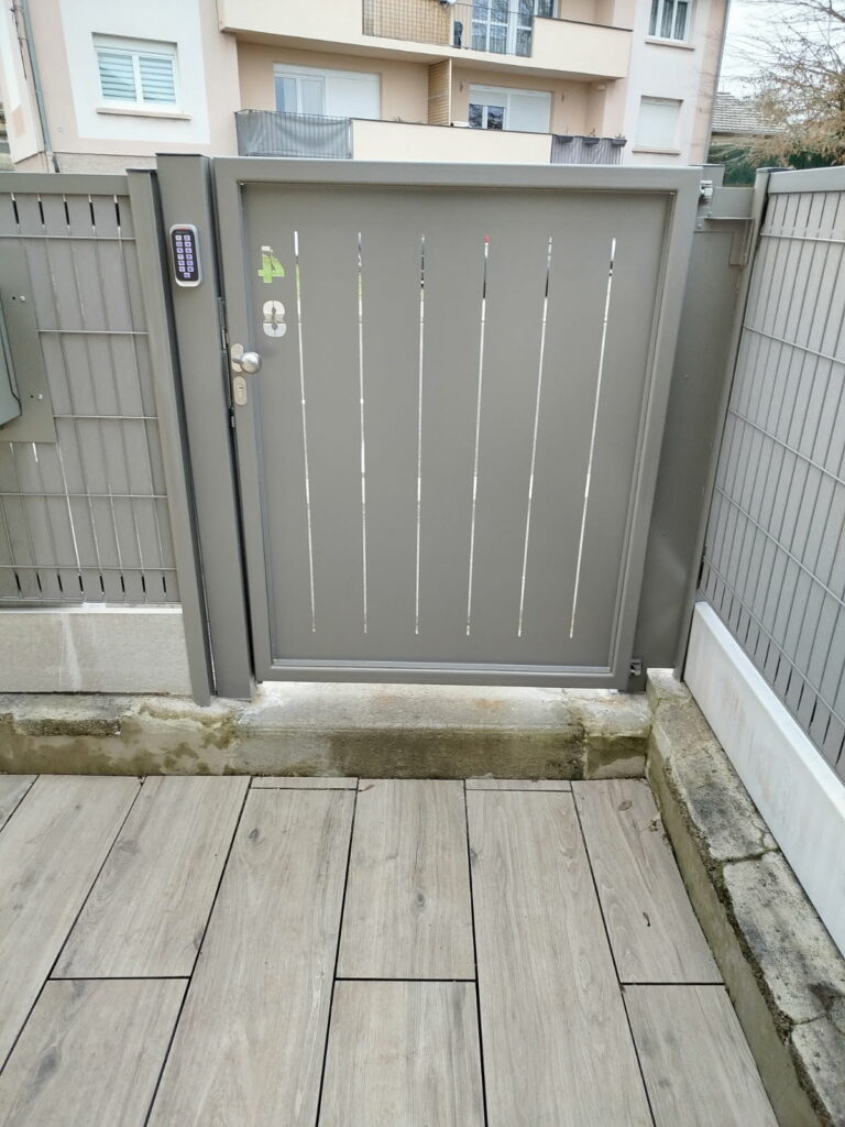 Portillon à ajours verticaux