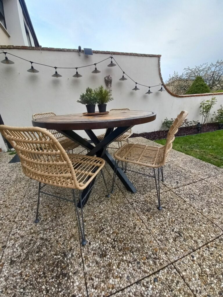 Une table ronde sur piètement métallique